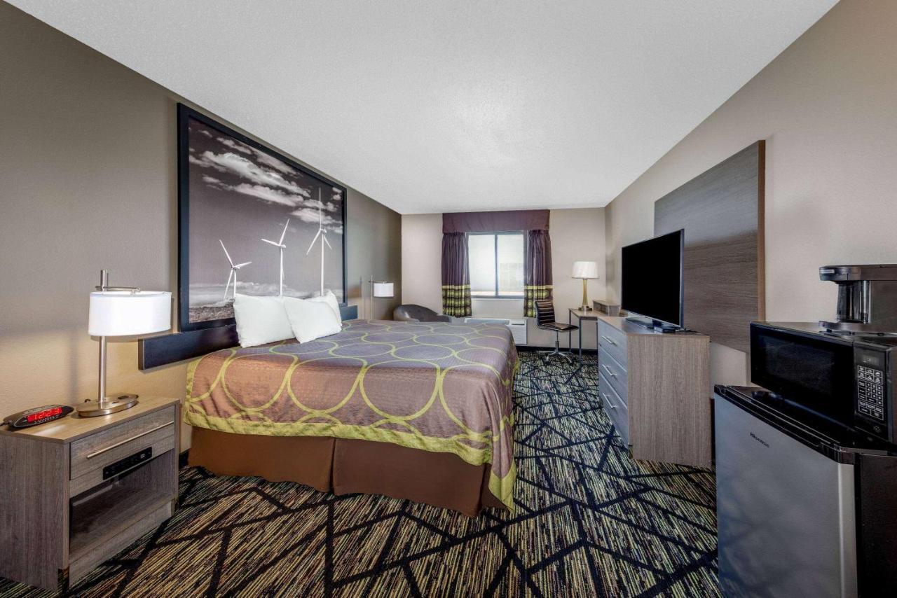 Super 8 By Wyndham Pratt Hotel Buitenkant foto